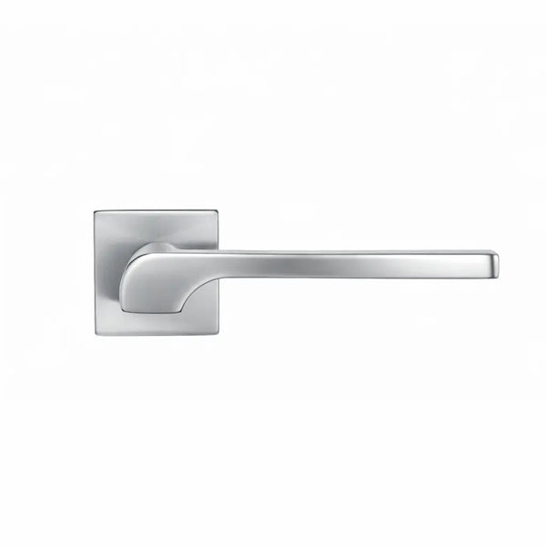 Maniglia porta cromo satinato elegante con rosetta quadrata e design moderno.