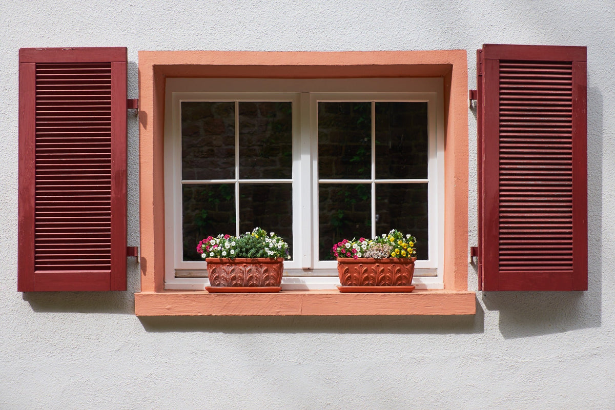 Holzschutz für den Außenbereich: Anleitung für Fensterläden, Bauteile und Pergolen